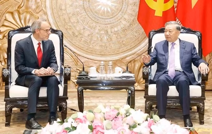 Tổng Bí thư, Chủ tịch nước Tô Lâm tiếp ông David Zapolsky, Phó chủ tịch cấp cao, Giám đốc Pháp lý và Quan hệ Toàn cầu tập đoàn Amazon, chiều 22/5. Ảnh: TTXVN.