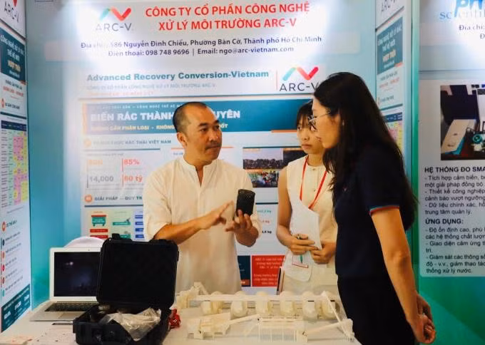 TS Ngô Huỳnh Thiện, Tổng giám đốc ARC-V, giới thiệu các sản phẩm thu được từ rác. Ảnh: Lê Tuyết.
