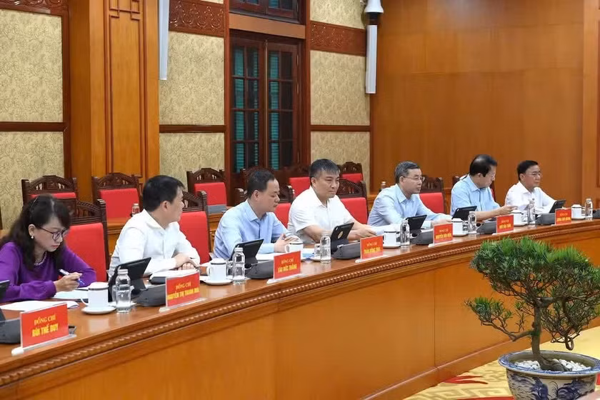 Các đồng chí lãnh đạo Đảng, Nhà nước và các đại biểu tham dự cuộc làm việc. (Ảnh: ĐĂNG KHOA)