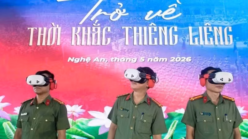 Người tham gia sử dụng kính VR để tương tác, di chuyển trong không gian 3D, trực tiếp hòa mình vào thời khắc lịch sử của dân tộc. (Ảnh: BTC)