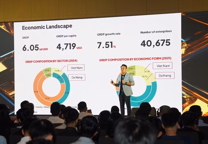 Ông Lê Hoàng Phúc, giám đốc Trung tâm Vi mạch, bán dẫn và trí tuệ nhân tạo Đà Nẵng (DSAC) phát biểu tại hội nghị - ẢNH: HẢI TRÌNH