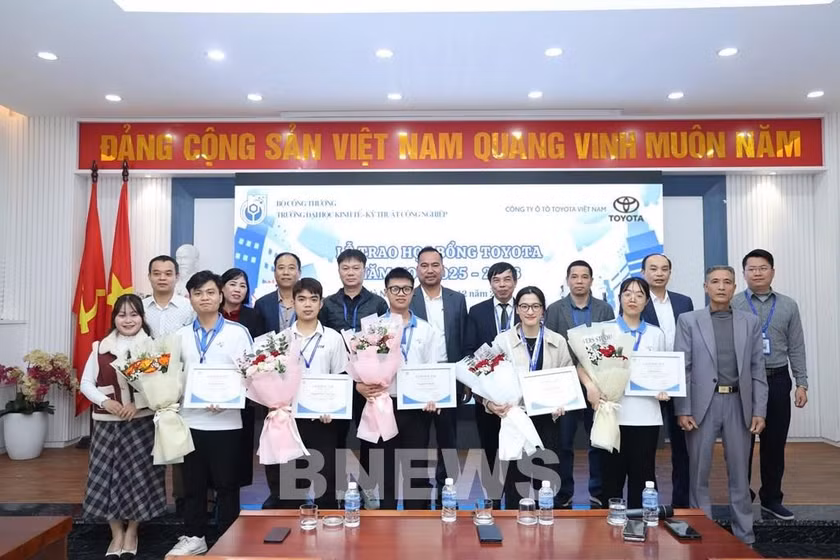 Toyota Việt Nam trao học bổng cho sinh viên xuất sắc các trường đại học năm 2025