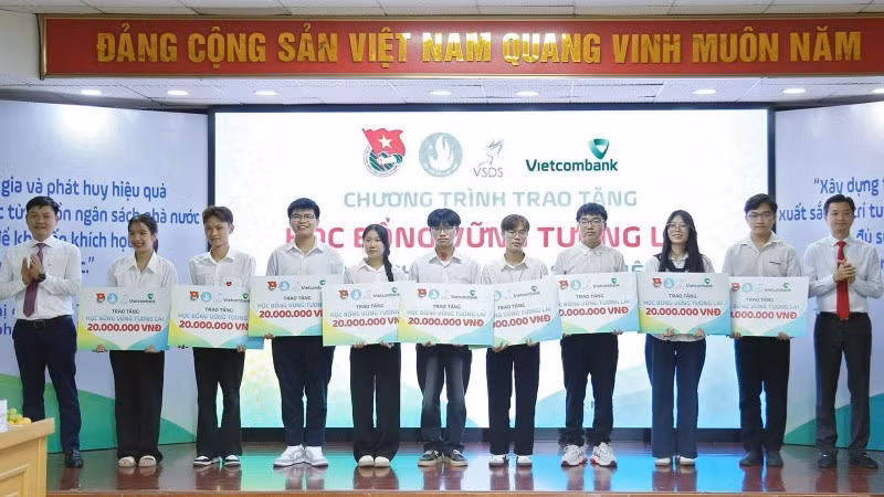 Bước sang năm thứ hai, chương trình học bổng "Vững tương lai" tiếp tục khẳng định cam kết đồng hành cùng học sinh, sinh viên có hoàn cảnh khó khăn, tiếp thêm động lực để thế hệ trẻ tự tin học tập, hội nhập và dựng xây tương lai đất nước.