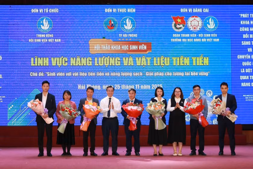 Ban Tổ chức tặng hoa tri ân các diễn giả tham dự chương trình.