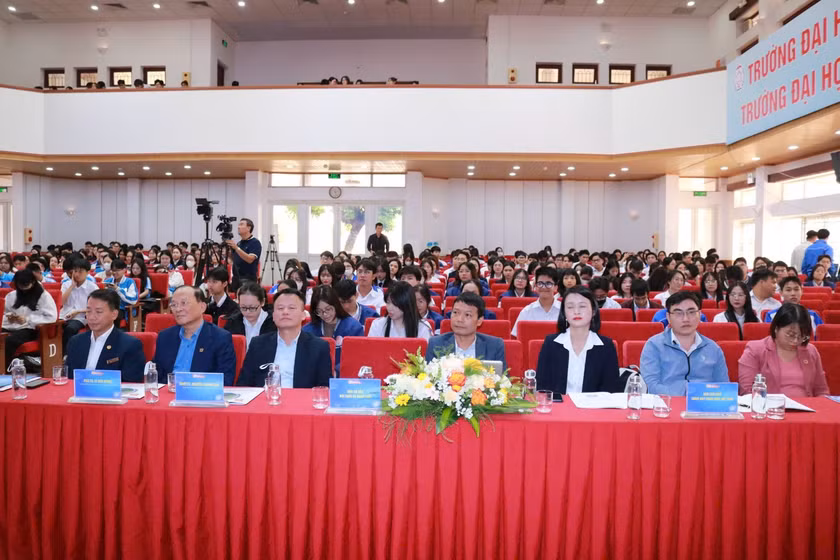 Hội thảo thu hút sự tham gia của đông đảo sinh viên.