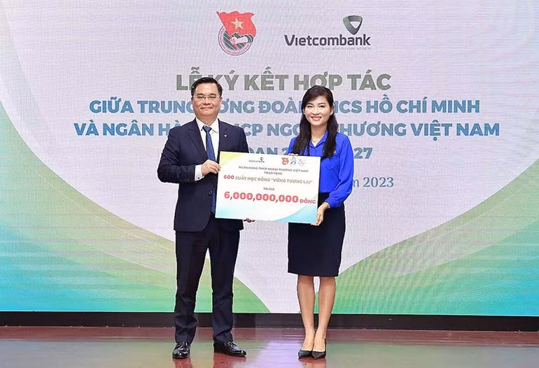 Phó Chủ tịch Thường trực Trung ương Hội Sinh viên Việt Nam Hồ Hồng Nguyên (bên phải) tiếp nhận kinh phí triển khai chương trình từ đại diện Vietcombank.