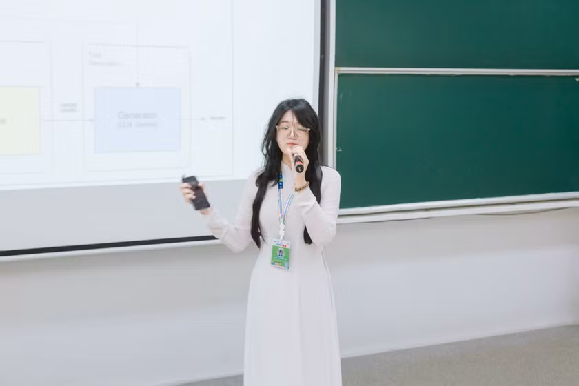 Minh Anh thuyết trình về công trình nghiên cứu khoa học của mình