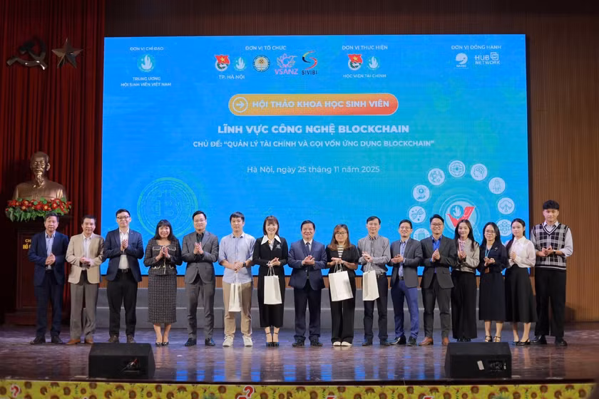 Ban Tổ chức tặng hoa tri ân các diễn giả.