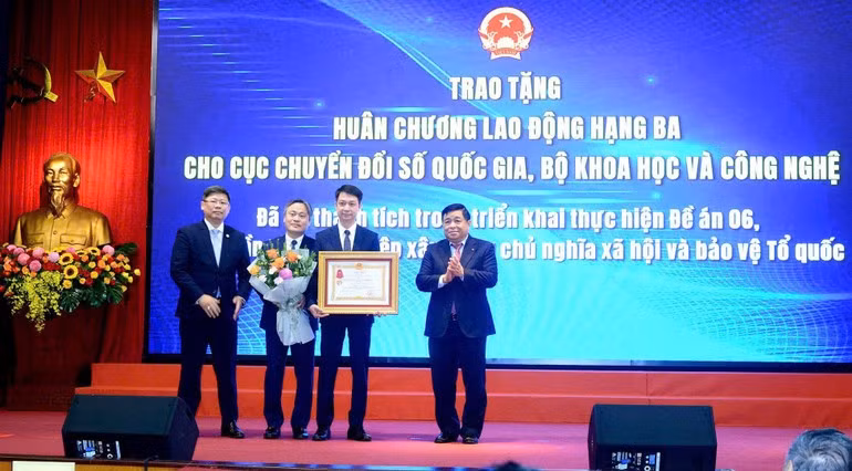 Phó Thủ tướng Nguyễn Chí Dũng trao tặng thưởng Huân chương Lao động hạng Ba cho Cục Chuyển đổi số quốc gia (Bộ Khoa học và Công nghệ).