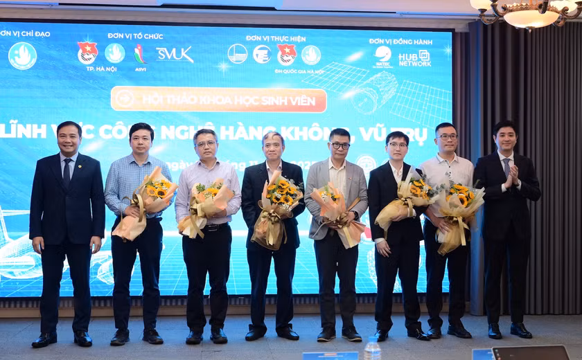 Trung ương Hội Sinh viên Việt Nam tặng hoa tri ân Ban cố vấn Hội thảo.