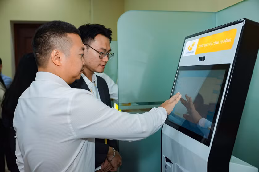 Các ki-ốt điện tử được trang bị tại khu vực tiếp nhận sẽ giúp người dân, doanh nghiệp chủ động tra cứu, nộp hồ sơ.