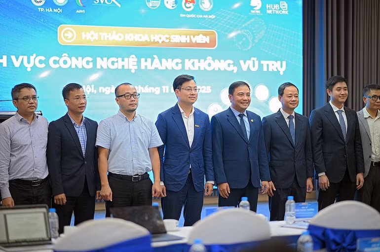 Đại diện lãnh đạo các ban, bộ, ngành, đại diện các chuyên gia tham dự hội thảo.