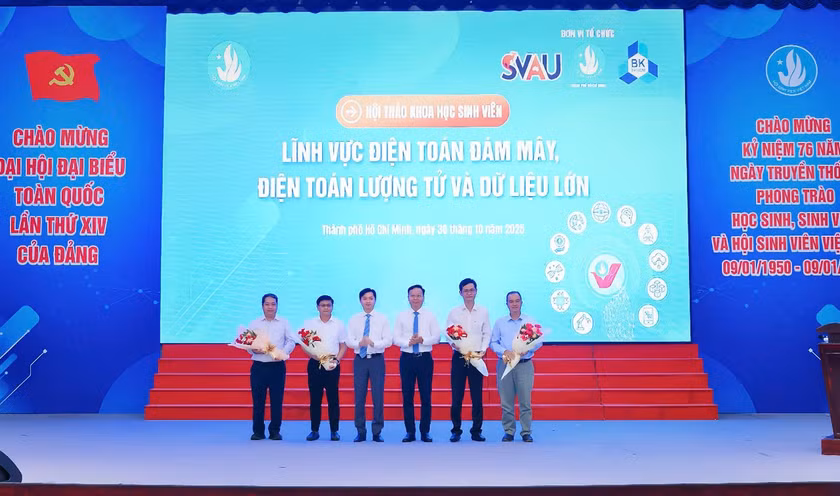 Anh Nguyễn Minh Triết - Bí thư Trung ương Đoàn, Chủ tịch Trung ương Hội SVVN tặng hoa cho đại biểu khách mời tham dự hội thảo.