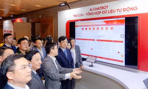 Bí thư Thành ủy Hà Nội Nguyễn Duy Ngọc nghe giới thiệu các giải pháp AI của FPT