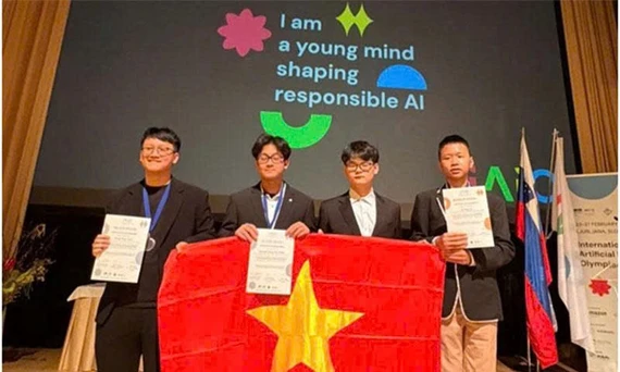 Hình ảnh cờ Tổ quốc được các thí sinh nâng niu trên trường quốc tế khi đem thành tích về cho nước nhà