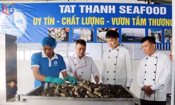 Phó Chủ tịch UBND tỉnh Nguyễn Văn Công kiểm tra thực tế quy trình sản xuất tại Công ty CP Hải sản Tất Thành.