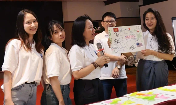 Yến (bìa trái) cùng nhóm đang thuyết trình trong chương trình của Fulbright. Ảnh: NVCC