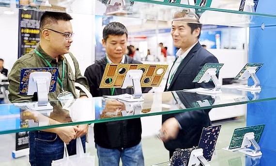 Các sản phẩm chip bán dẫn được trưng bày tại triển lãm thiết bị điện tử thông minh. Ảnh: NAM ANH