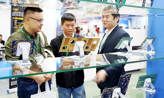 Các sản phẩm chip bán dẫn được trưng bày tại triển lãm thiết bị điện tử thông minh. Ảnh: NAM ANH