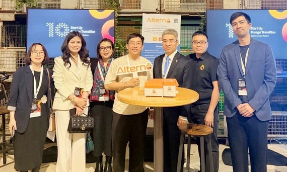 Đại sứ Việt Nam tại Đức chúc mừng đội ngũ Alternō lọt vào Top 3 SET Award 2026 tại Berlin