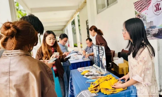 Sinh viên trao đổi thông tin bên lề sự kiện. Ảnh: HNV