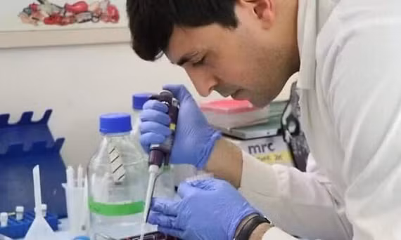 Các nhà khoa học nghiên cứu vaccine mRNA chống vi khuẩn kháng kháng sinh tại Đại học Tel Aviv. (Ảnh: Đại học Tel Aviv)