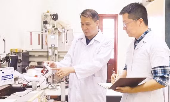 Thực nghiệm vận hành máy phát điện nano ma sát.