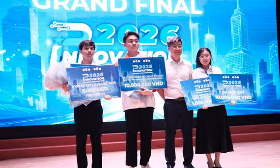 Ban Tổ chức trao giải Nhất cho đội Tri-force