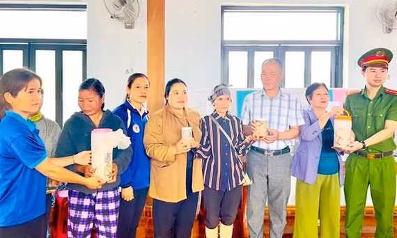 Người dân chủ động giao nộp cá ủ chua không bảo đảm vệ sinh cho chính quyền.