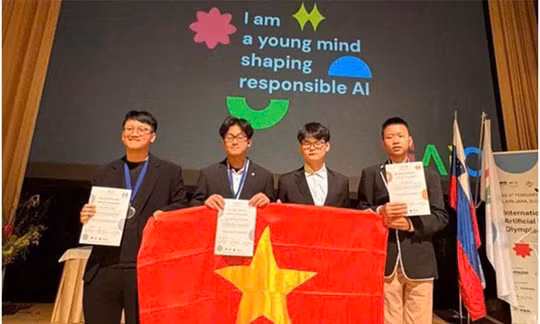 Hình ảnh cờ Tổ quốc được các thí sinh nâng niu trên trường quốc tế khi đem thành tích về cho nước nhà