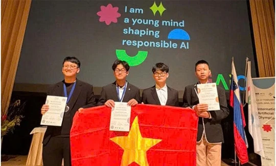 Hình ảnh cờ Tổ quốc được các thí sinh nâng niu trên trường quốc tế khi đem thành tích về cho nước nhà