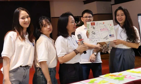 Yến (bìa trái) cùng nhóm đang thuyết trình trong chương trình của Fulbright. Ảnh: NVCC