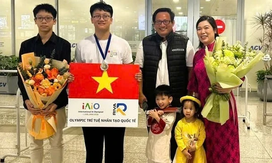 Trần Thuận Hiếu (thứ hai từ trái qua) vừa xuất sắc giành được học bổng toàn phần trị giá khoảng 12 tỷ đồng tại Đại học Chicago (Mỹ).