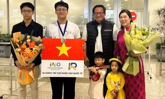 Trần Thuận Hiếu (thứ hai từ trái qua) vừa xuất sắc giành được học bổng toàn phần trị giá khoảng 12 tỷ đồng tại Đại học Chicago (Mỹ).