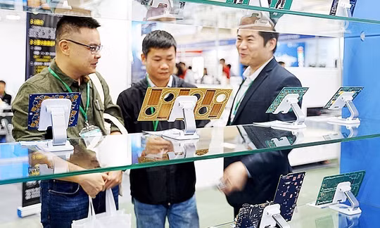 Các sản phẩm chip bán dẫn được trưng bày tại triển lãm thiết bị điện tử thông minh. Ảnh: NAM ANH