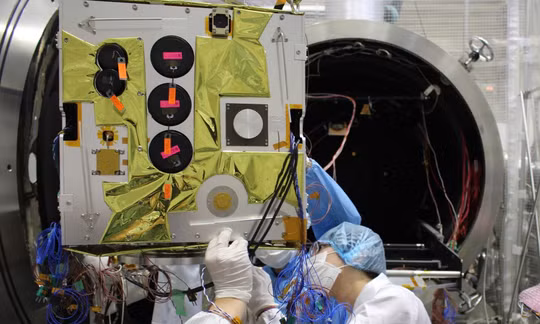 Các cán bộ của Trung tâm Vũ Trụ Việt Nam tham gia chế tạo vệ tinh