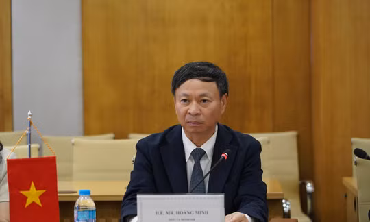 Thứ trưởng Bộ Khoa học và Công nghệ Hoàng Minh phát biểu tại Khóa họp.