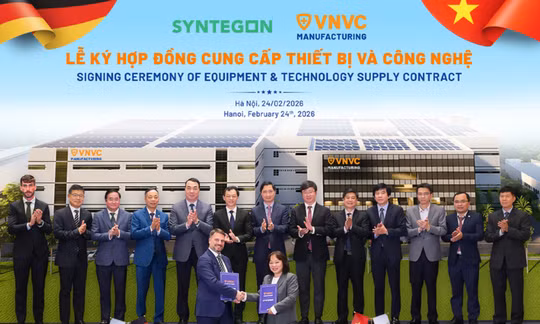 Bà Trần Thị Hồng Thủy - Giám đốc Nhà máy Vaccine và Sinh phẩm VNVC và ông Florian Blobel - Giám đốc Kinh doanh Syntegon Pharma Liquid khu vực Châu Á - Thái Bình Dương ký kết hợp tác. Ảnh: VGP/Thế Vinh