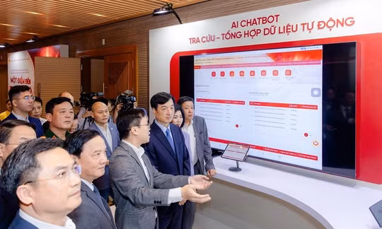 Bí thư Thành ủy Hà Nội Nguyễn Duy Ngọc nghe giới thiệu các giải pháp AI của FPT