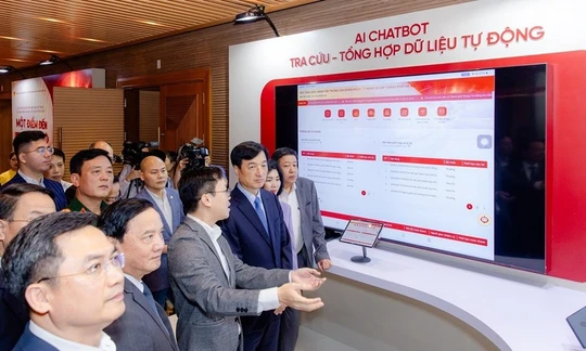 Bí thư Thành ủy Hà Nội Nguyễn Duy Ngọc nghe giới thiệu các giải pháp AI của FPT