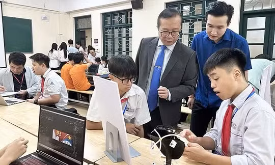 Đại diện Ban tổ chức tham quan khu vực tranh tài của các thí sinh tại Vòng chung kết Hội thi Tin học trẻ thành phố Hà Nội lần thứ 31.