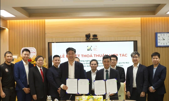 Lễ ký kết hợp tác giữa PTIT và Công viên Công nghệ cao và Đổi mới sáng tạo – ĐHQGHN. Ảnh: PTIT