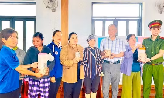 Người dân chủ động giao nộp cá ủ chua không bảo đảm vệ sinh cho chính quyền.