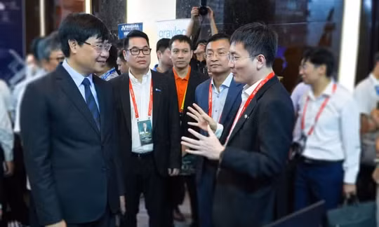 Đại tá, Tiến sĩ Nguyễn Hồng Quân, Thiếu tướng Nguyễn Tùng Hưng cùng đoàn đại biểu nghe giới thiệu về hệ sinh thái bảo mật Made by FPT.