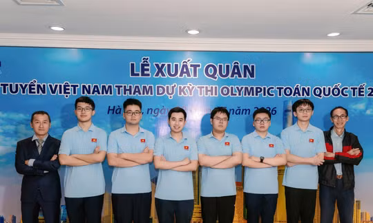 Từ trái qua phải: Thầy Nguyễn Chu Gia Vượng, các em: Phạm Đăng Nguyên, Hà Mạnh Hùng, Nguyễn Lê Nhật Nam, Nguyễn Đình Tùng, Trần Đại Thành Danh, Nguyễn Hoàng Phương và thầy Lê Bá Khánh Trình