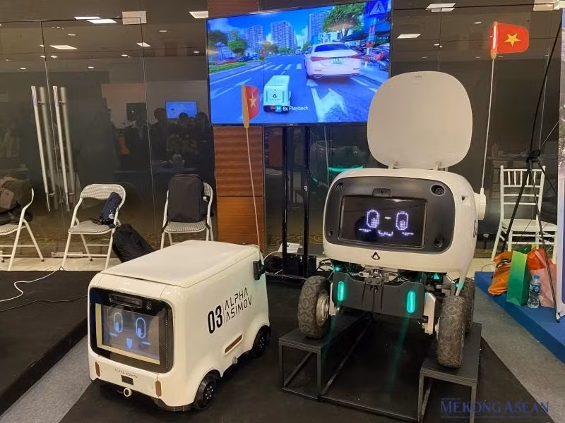Đến với sự kiện AISC 2025, startup Alpha Asimov Robotics trong lĩnh vực phương tiện giao hàng tự hành của Việt Nam trình diễn 2 mẫu robot giao hàng tự động. Những mẫu robot này giống xe tự lái, được trang bị các camera, bộ cảm biến, công nghệ GPS, 4G/5G và sử dụng công nghệ trí tuệ nhân tạo để tính toán đường đi an toàn cho người đi đường và cả robot khi có thể tự động điều chỉnh tốc độ. Mỗi robot có tải trọng lên đến 40kg. Hiện thiết bị này được thử nghiệm trong khu đô thị Vinhomes Ocean Park và Ecopark. Ảnh: Hà Anh/Mekong ASEAN.