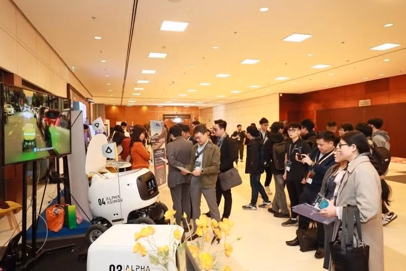 AISC 2025 thu hút hơn 50 gian hàng công nghệ của các doanh nghiệp trong và ngoài nước, trình diễn các sản phẩm công nghệ, sáng kiến mới trong lĩnh vực trí tuệ nhân tạo (AI) và bán dẫn.