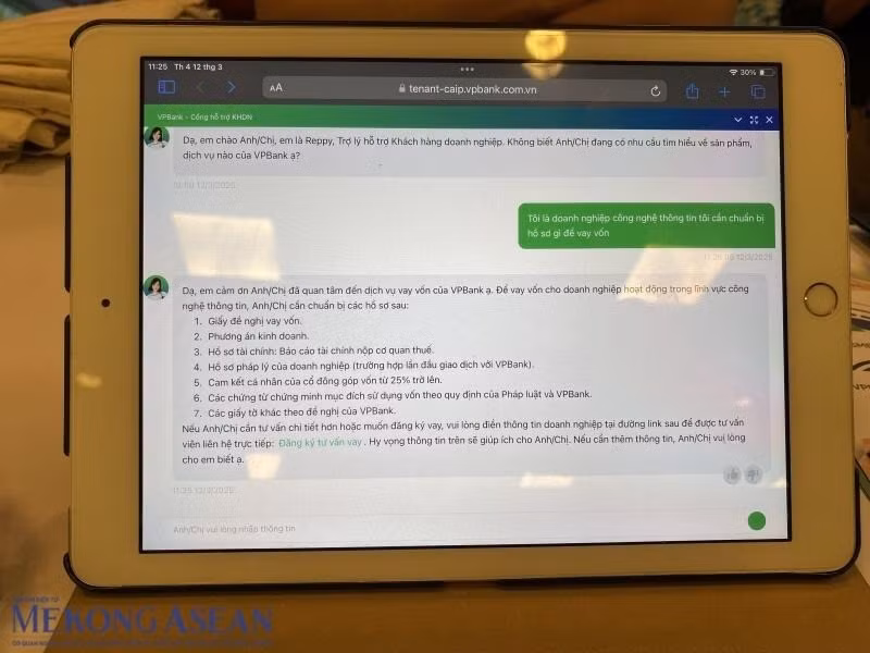 Cũng có mặt tại triển lãm, Ngân hàng TMCP Việt Nam Thịnh Vượng (VPBank) mang đến giải pháp trợ lý ảo chăm sóc khách hàng. Những vấn đề như truy vấn thông tin khoản vay, số dư sổ tiết kiệm…đều được chatbot hỗ trợ liền mạch ngay trên ứng dụng với tốc độ phản hồi nhanh. Ảnh: Hà Anh/Mekong ASEAN.